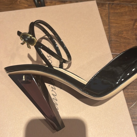 Gianvito Rossi Black Vernice heels - Picture 3 of 10